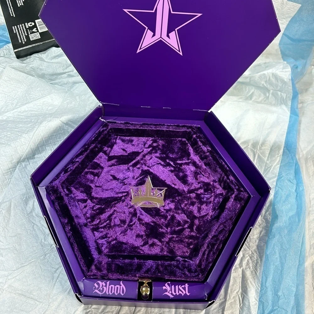 Jeffree Star  Blood Lust Artistry Palette high end jewelry box velvet and gold